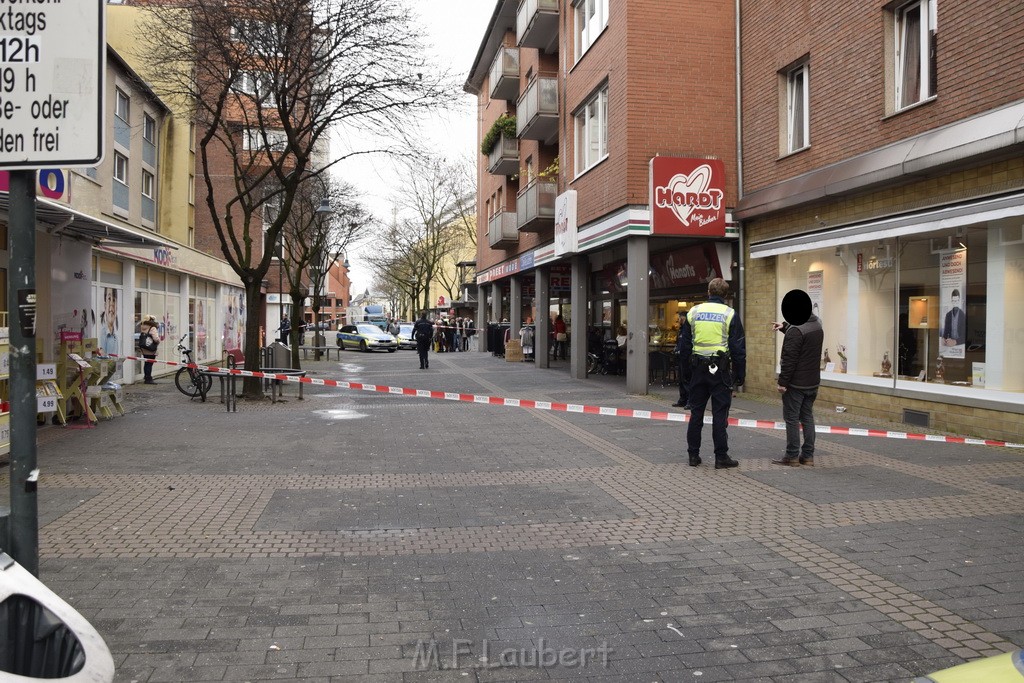 Einsatz BF Koeln Messerstecherei Koeln Porz Josefstr P27.JPG - Miklos Laubert